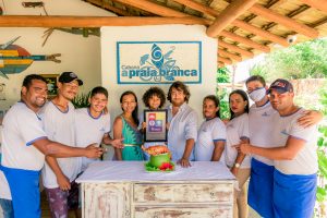 Equipe da Cabana A Praia Branca com o prêmio