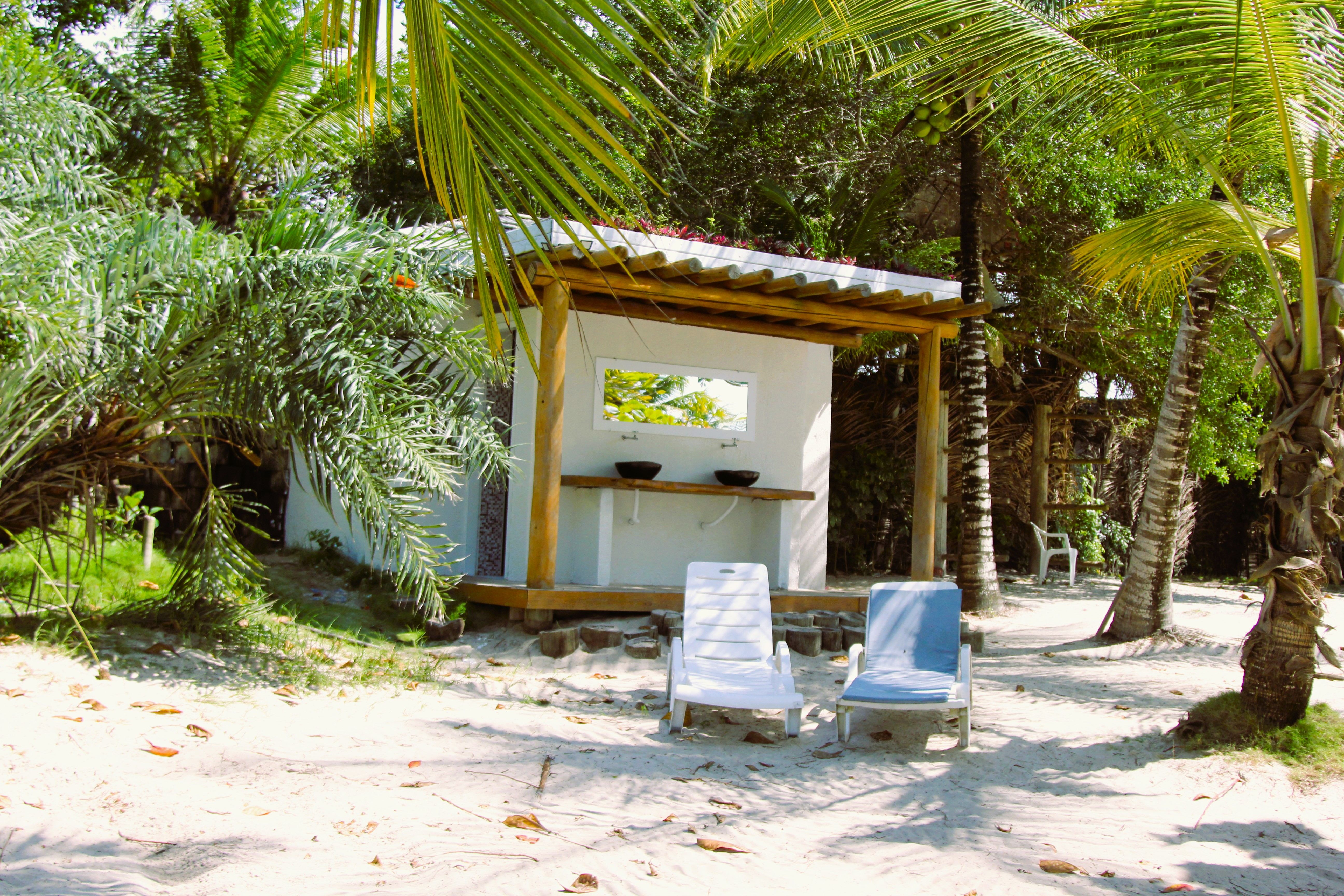 Ducha externa e área de banheiros limpos e organizados