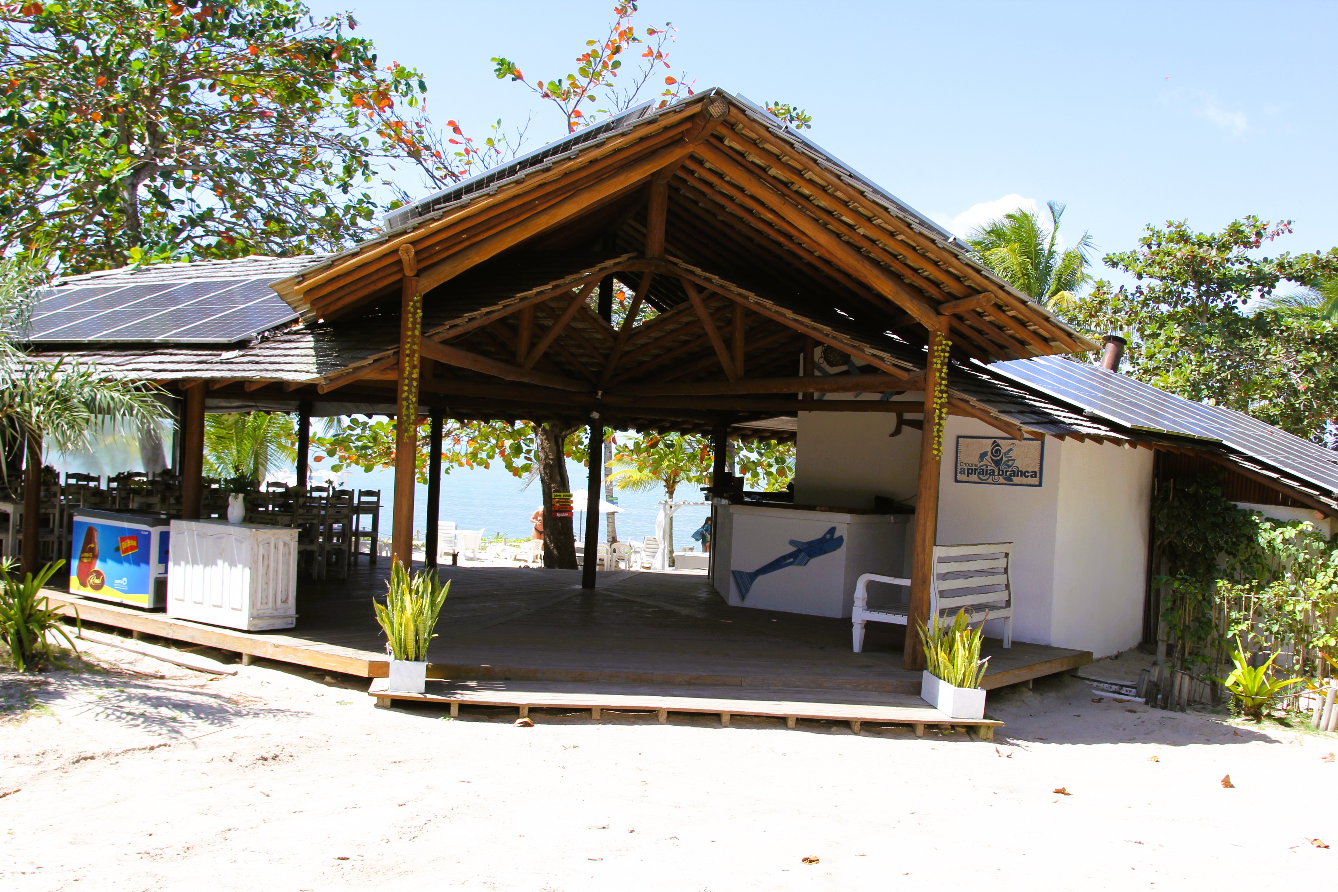 Estrutura completa da Cabana A Praia Branca de frente para o mar com painéis solares