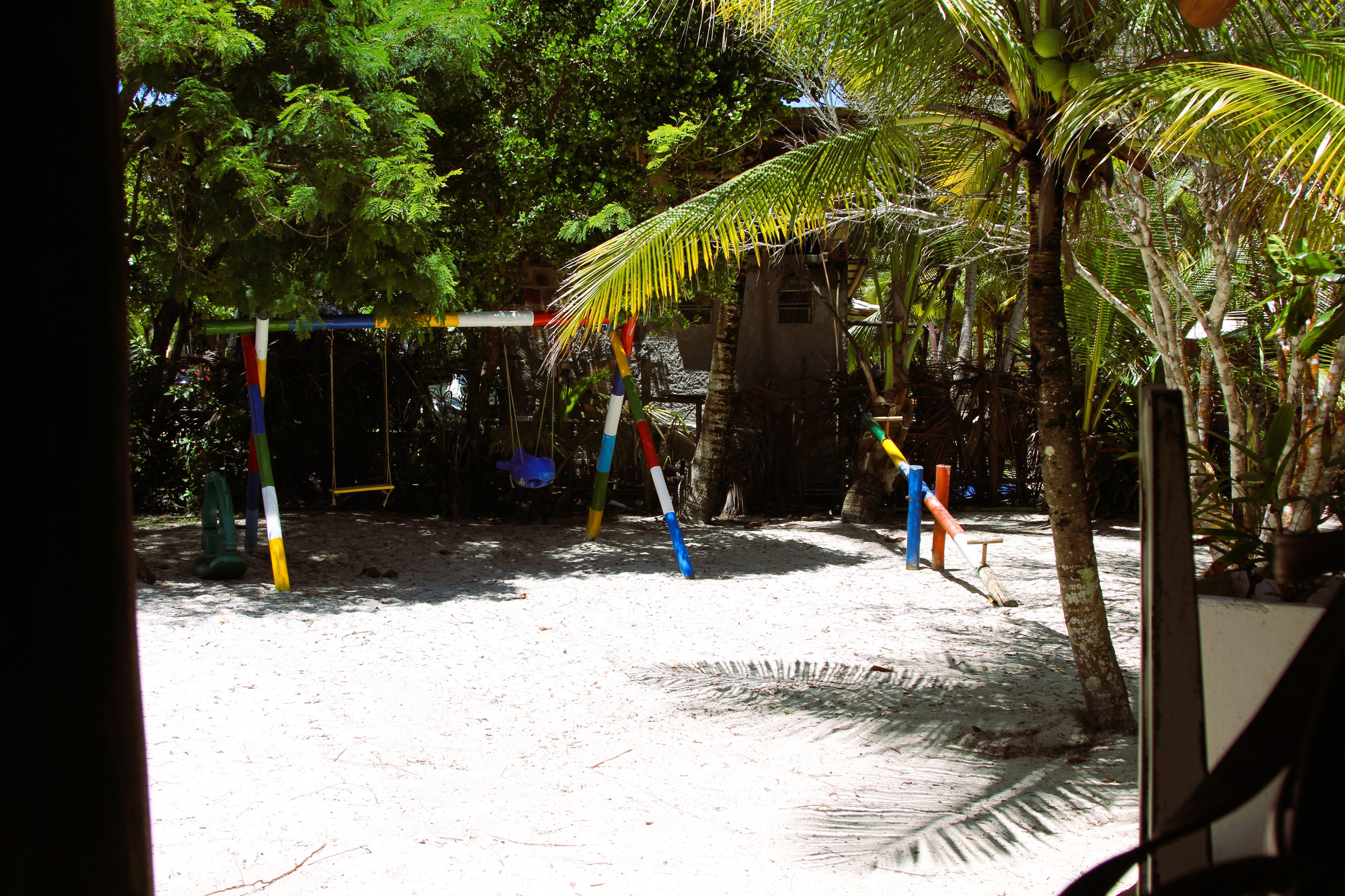 Parquinho infantil com balanços e escorregador na Cabana A Praia Branca