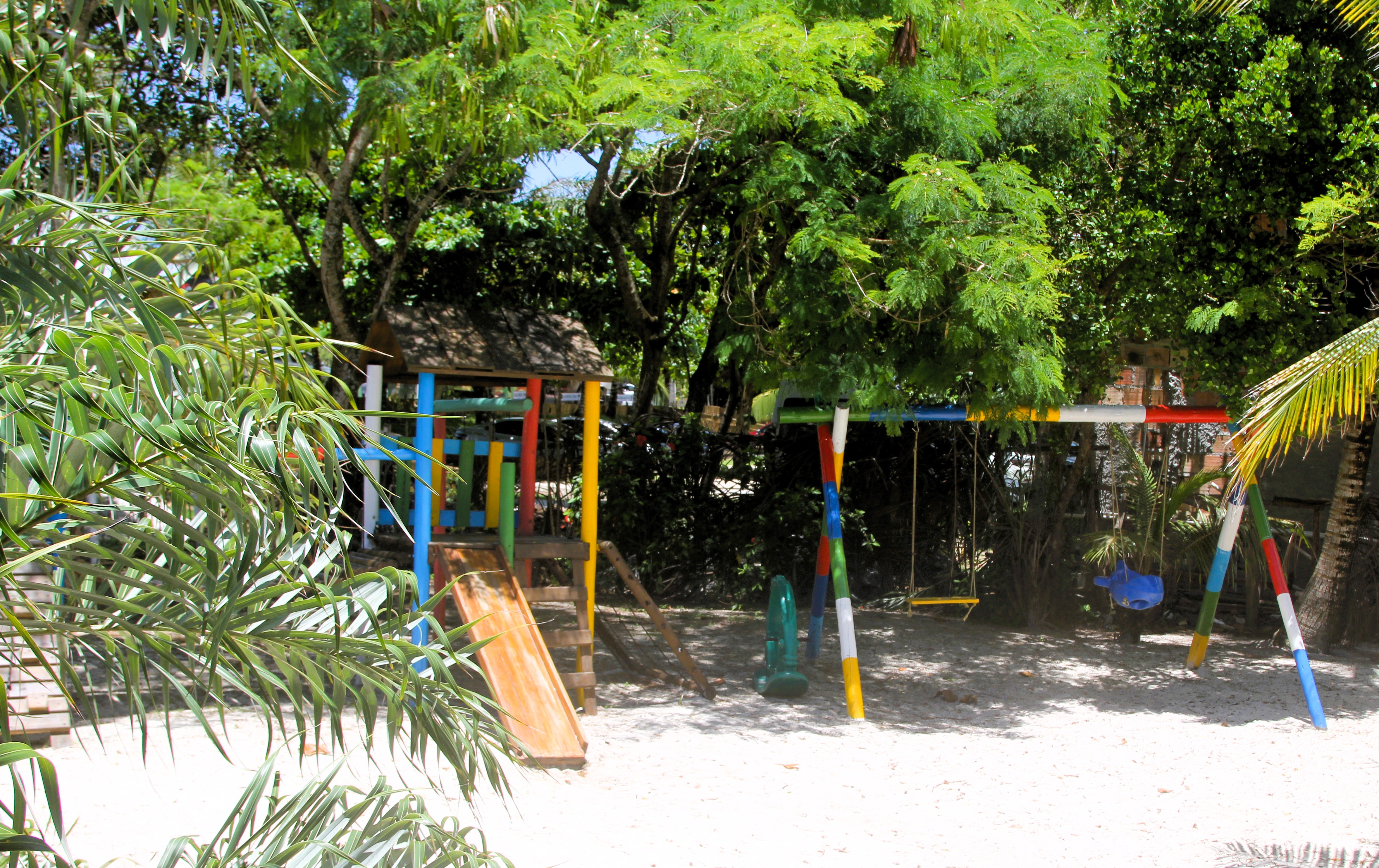 Área infantil completa com brinquedos coloridos