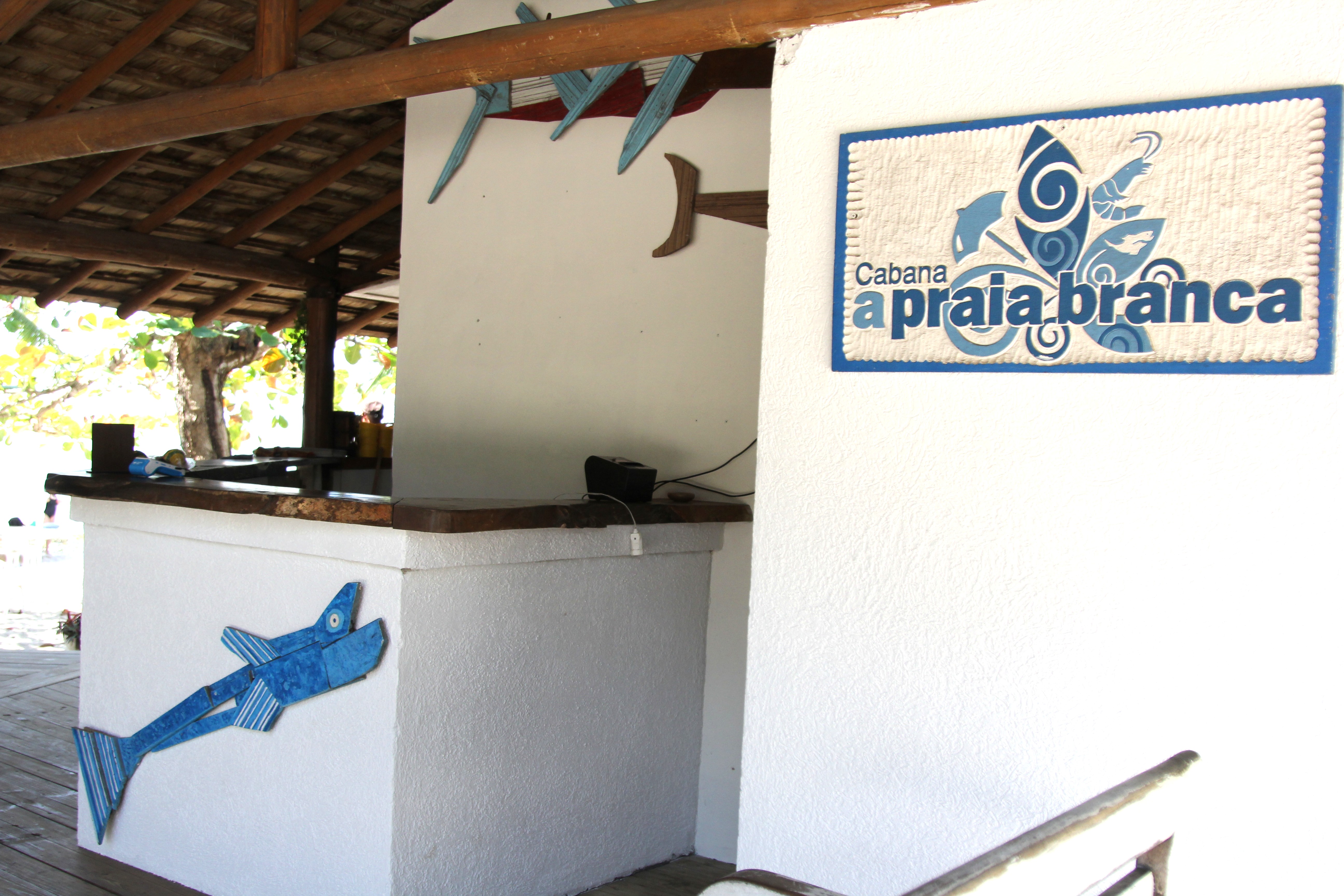 Interior da Cabana com bar e logo na parede